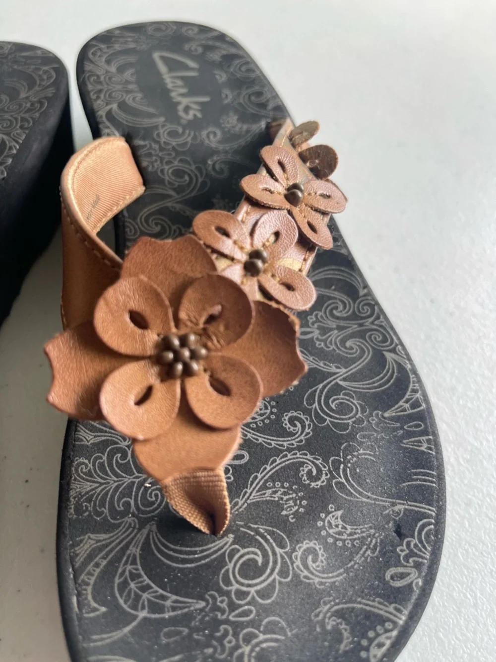 Clarks Size 5 Brown Floral Wedge Sandals Thong Comfort Shoes - Picture 6 of 10